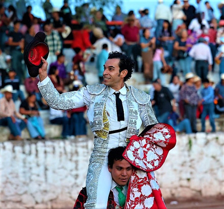 Dos Orejas y Salida a Hombros para César Manotas